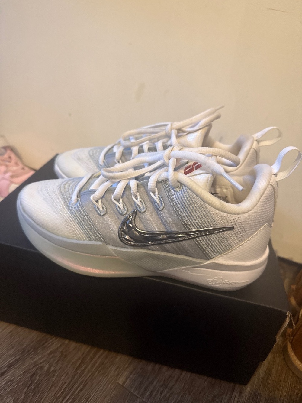 Girl’s basketball shoes